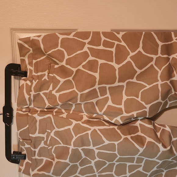 Women leopard patterned ankle length pants. Tan/ off white - Picture 5 of 7